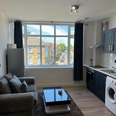 Modern Apartment In London Финчли Екстериор снимка