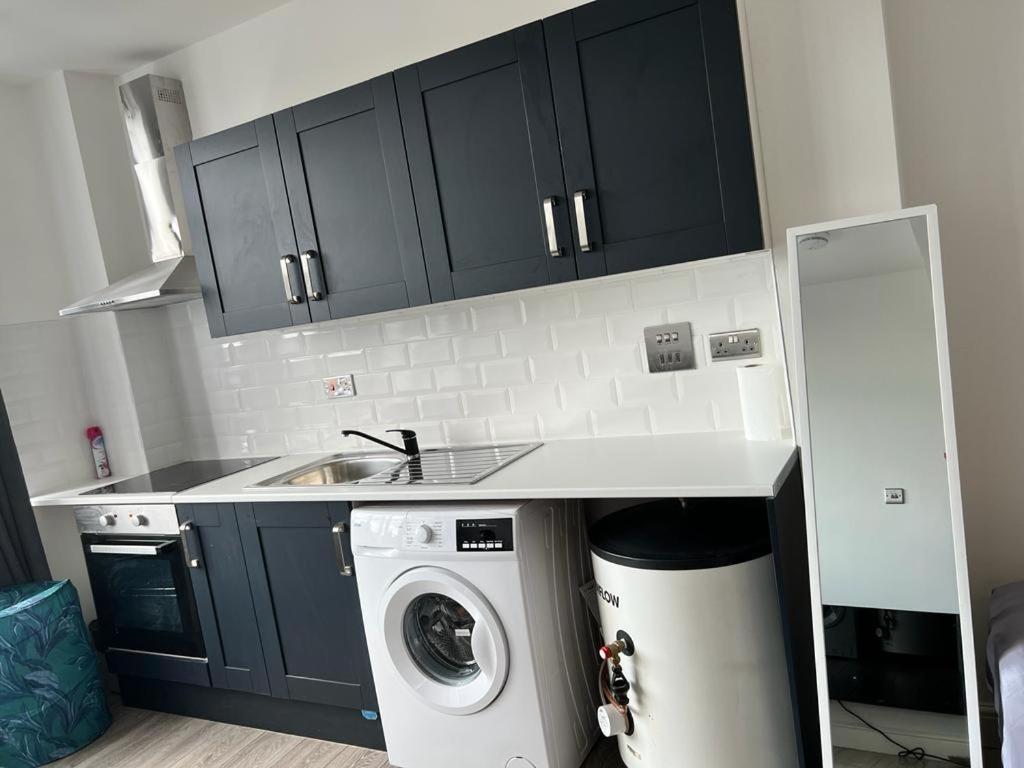 Modern Apartment In London Финчли Екстериор снимка