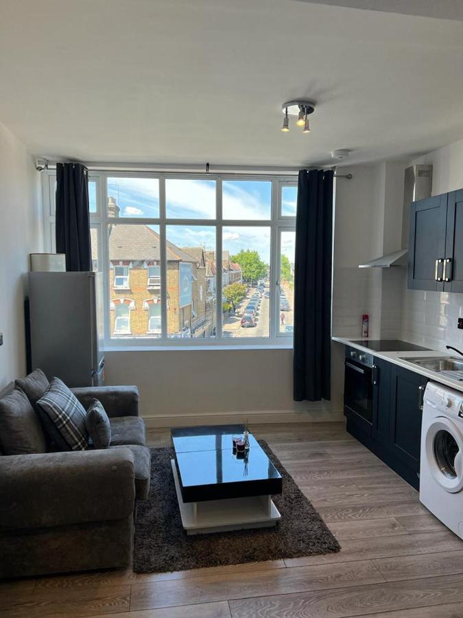 Modern Apartment In London Финчли Екстериор снимка